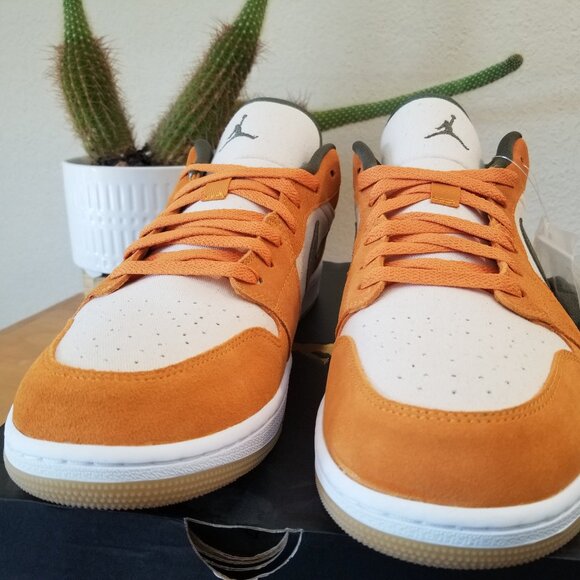 Jordan 1 Low SE - Picture 1 of 5